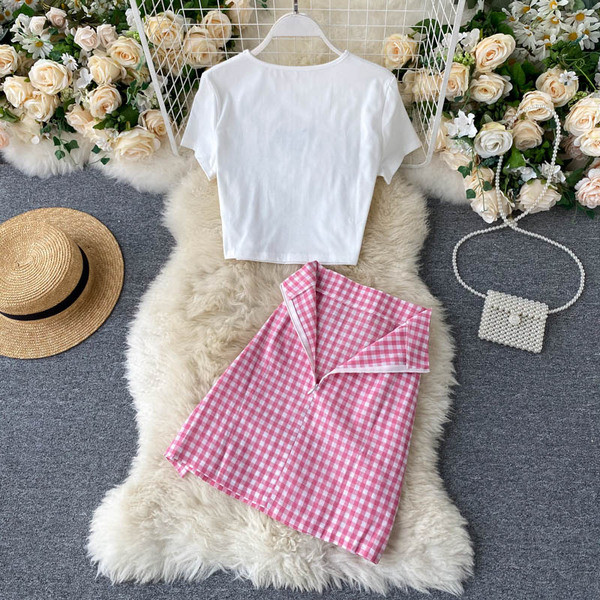 Moderns sieviešu komplekts, kurā ietilpst rūtaini svārki un blūze