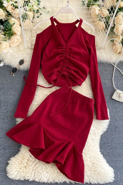 Moodne naiste komplekt paljaste õlgadega pluusist ja kõrge vöökohaga seelikust