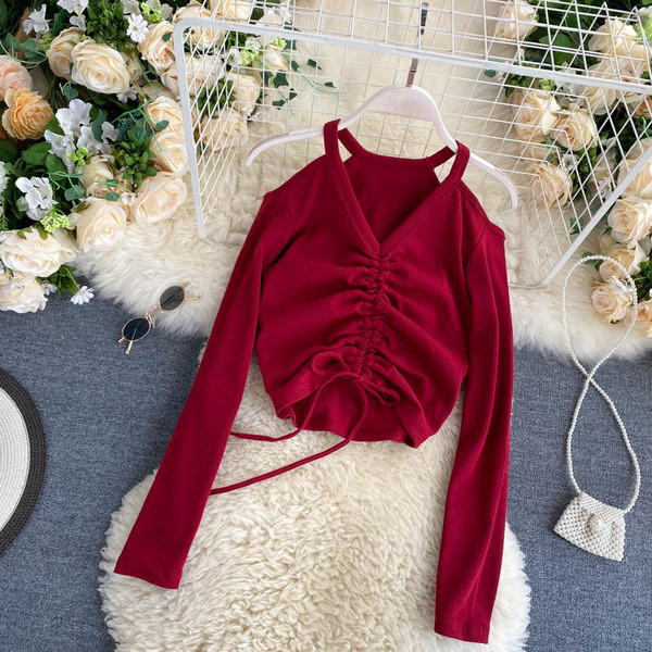 Moodne naiste komplekt paljaste õlgadega pluusist ja kõrge vöökohaga seelikust