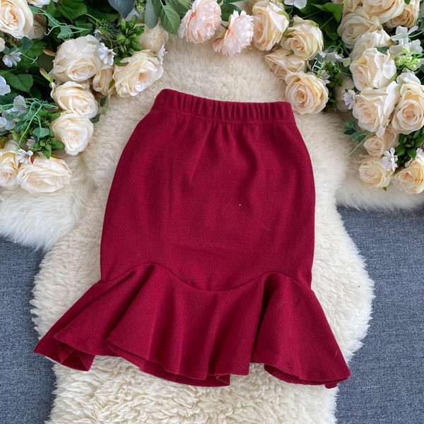 Moodne naiste komplekt paljaste õlgadega pluusist ja kõrge vöökohaga seelikust