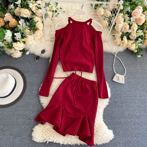 Moodne naiste komplekt paljaste õlgadega pluusist ja kõrge vöökohaga seelikust