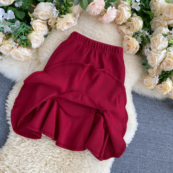 Moodne naiste komplekt paljaste õlgadega pluusist ja kõrge vöökohaga seelikust