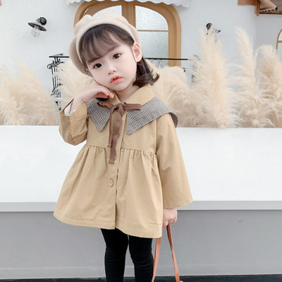 Modern gyerekkabát, gombokkal és szalaggal lányoknak