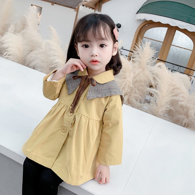 Modern gyerekkabát, gombokkal és szalaggal lányoknak