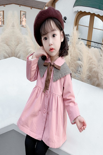 Modern gyerekkabát, gombokkal és szalaggal lányoknak