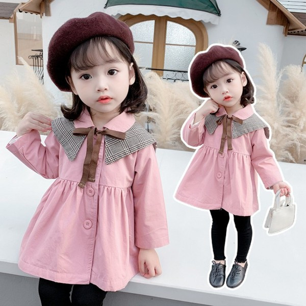 Modern gyerekkabát, gombokkal és szalaggal lányoknak