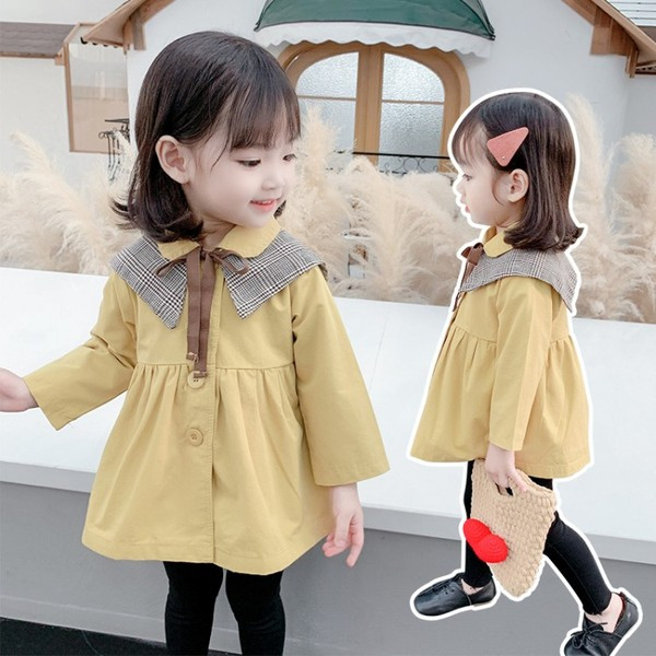 Modern gyerekkabát, gombokkal és szalaggal lányoknak