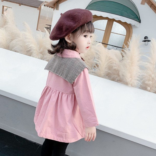 Modern gyerekkabát, gombokkal és szalaggal lányoknak