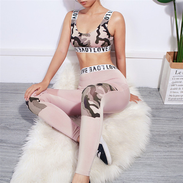 Дамски спортен екип от две части клин и потник  с надпис и камуфлажен десен 