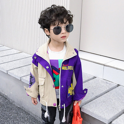 Napi gyerekkabát, gombokkal és zsebekkel fiúknak