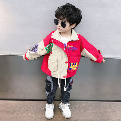 Napi gyerekkabát, gombokkal és zsebekkel fiúknak