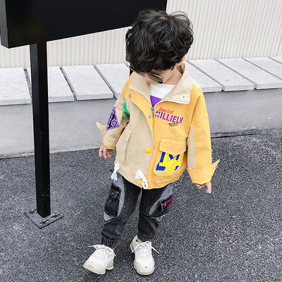 Napi gyerekkabát, gombokkal és zsebekkel fiúknak