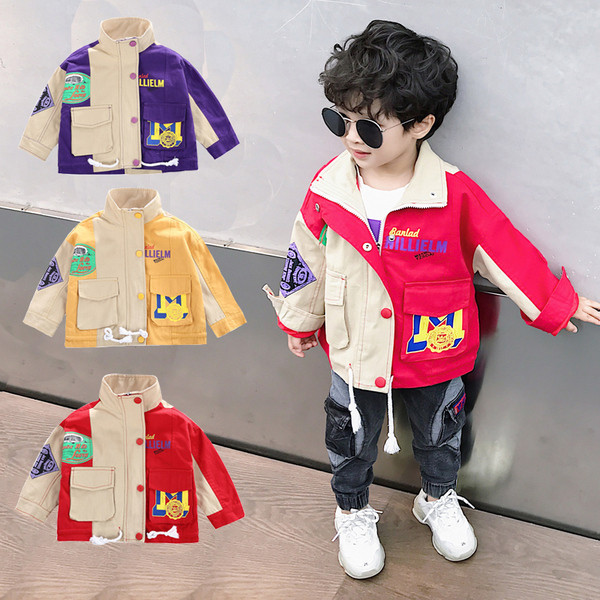 Napi gyerekkabát, gombokkal és zsebekkel fiúknak