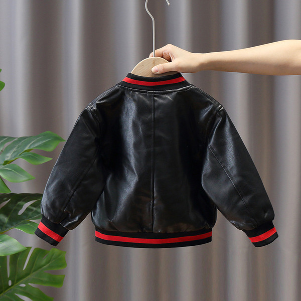 Gyermek bőrdzseki fiúknak ovális gallérral és felirattal