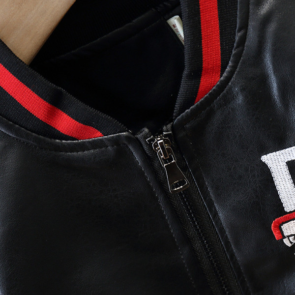 Gyermek bőrdzseki fiúknak ovális gallérral és felirattal