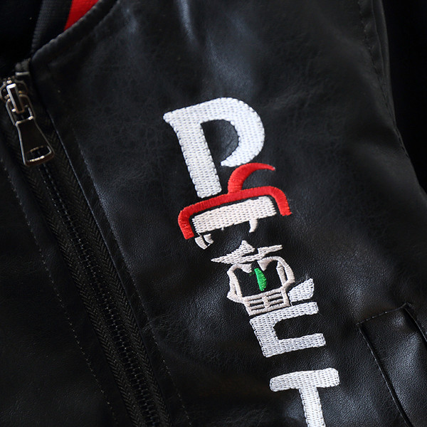 Gyermek bőrdzseki fiúknak ovális gallérral és felirattal