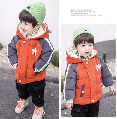 Gyerek dzseki gombokkal és feliratokkal fiúknak