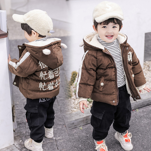 Gyerek dzseki gombokkal és feliratokkal fiúknak