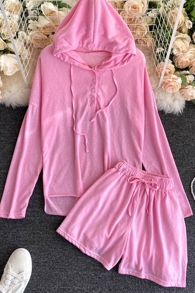 Naiste vabaaja komplekt kapuutsiga laiast pluusist ja lühikestest pükstest