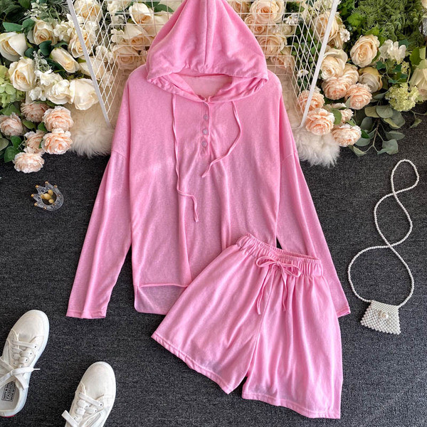 Naiste vabaaja komplekt kapuutsiga laiast pluusist ja lühikestest pükstest