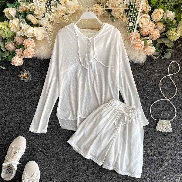 Naiste vabaaja komplekt kapuutsiga laiast pluusist ja lühikestest pükstest