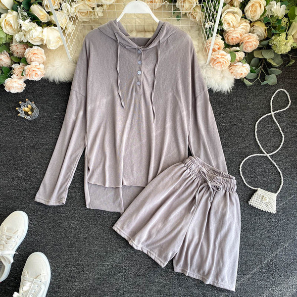 Naiste vabaaja komplekt kapuutsiga laiast pluusist ja lühikestest pükstest