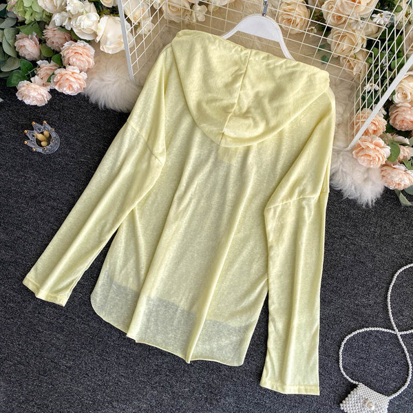 Naiste vabaaja komplekt kapuutsiga laiast pluusist ja lühikestest pükstest