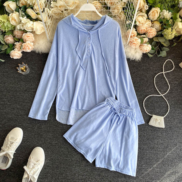 Naiste vabaaja komplekt kapuutsiga laiast pluusist ja lühikestest pükstest