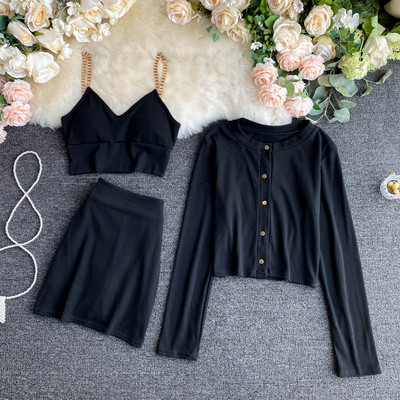 Naiste komplekt, mis koosneb kolmest osast, sealhulgas seelik, topp ja vest