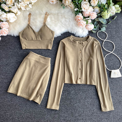 Naiste komplekt, mis koosneb kolmest osast, sealhulgas seelik, topp ja vest