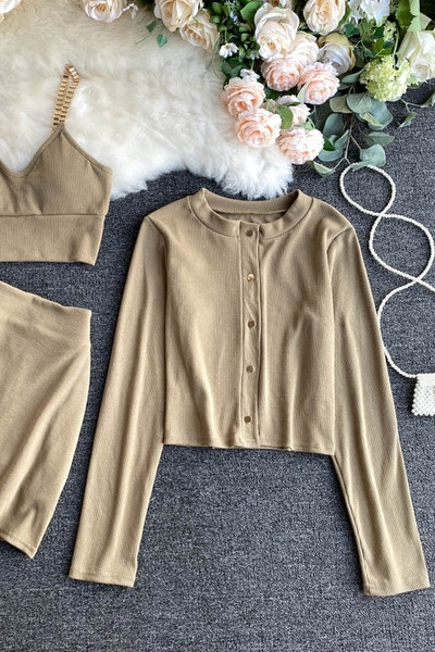 Naiste komplekt, mis koosneb kolmest osast, sealhulgas seelik, topp ja vest