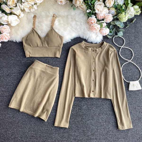 Naiste komplekt, mis koosneb kolmest osast, sealhulgas seelik, topp ja vest