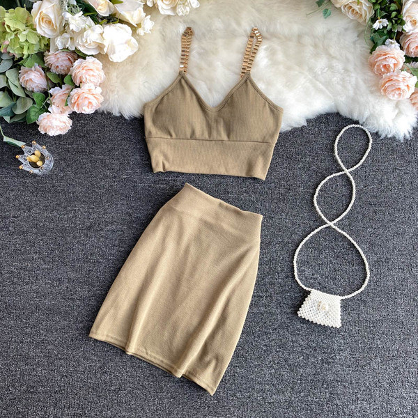 Naiste komplekt, mis koosneb kolmest osast, sealhulgas seelik, topp ja vest