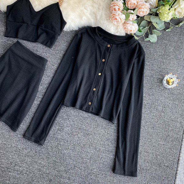 Naiste komplekt, mis koosneb kolmest osast, sealhulgas seelik, topp ja vest