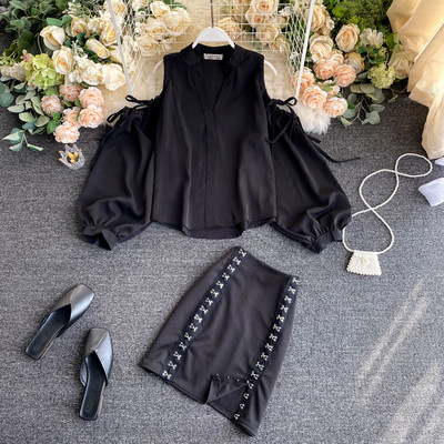 Fekete női szoknya és ing szett csupasz váll