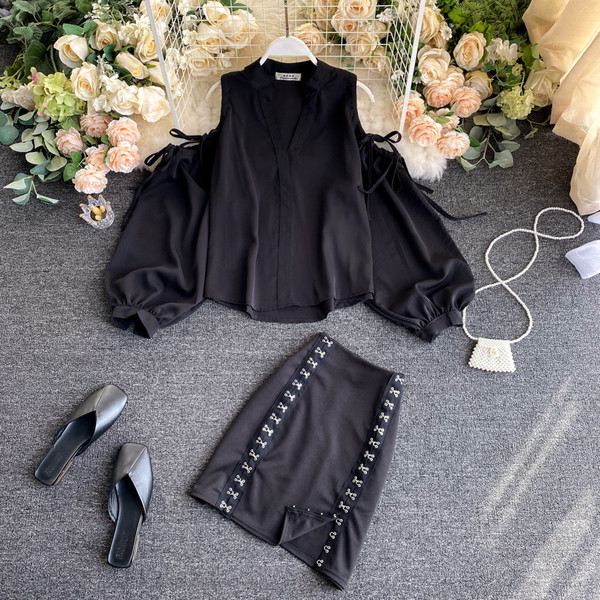 Fekete női szoknya és ing szett csupasz váll