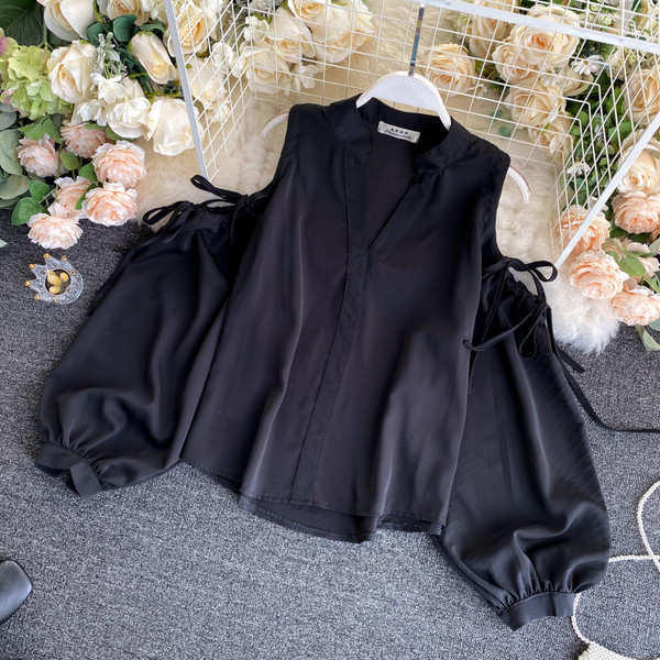 Fekete női szoknya és ing szett csupasz váll