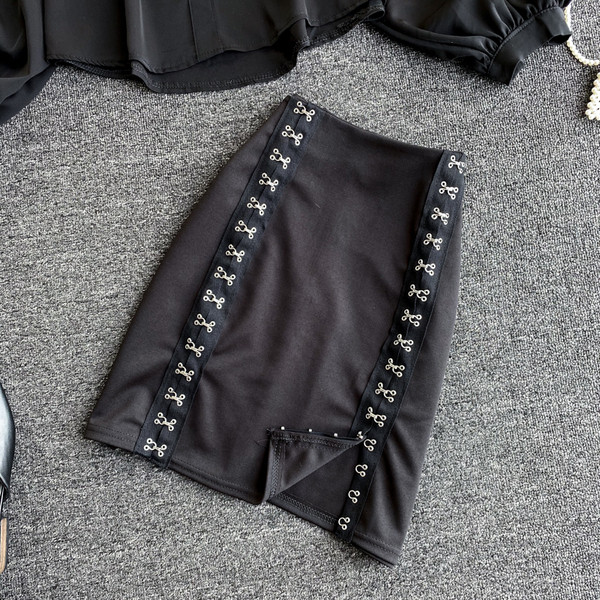 Fekete női szoknya és ing szett csupasz váll