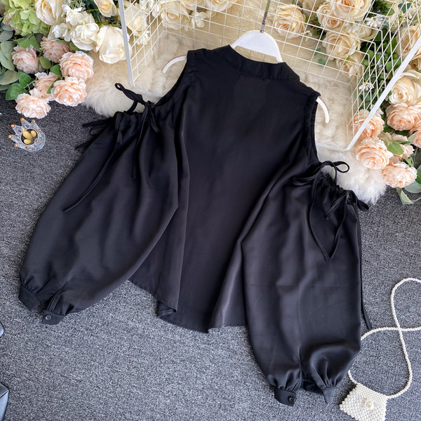 Fekete női szoknya és ing szett csupasz váll