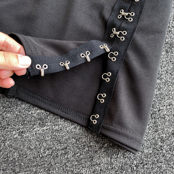 Fekete női szoknya és ing szett csupasz váll