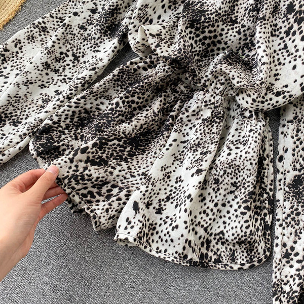 Aktuális női overál leesett ujjal, leopárd mintával