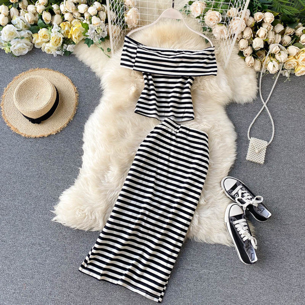 Γυναικείο ριγέ σετ  -μπλούζα και φούστα με σχισμή