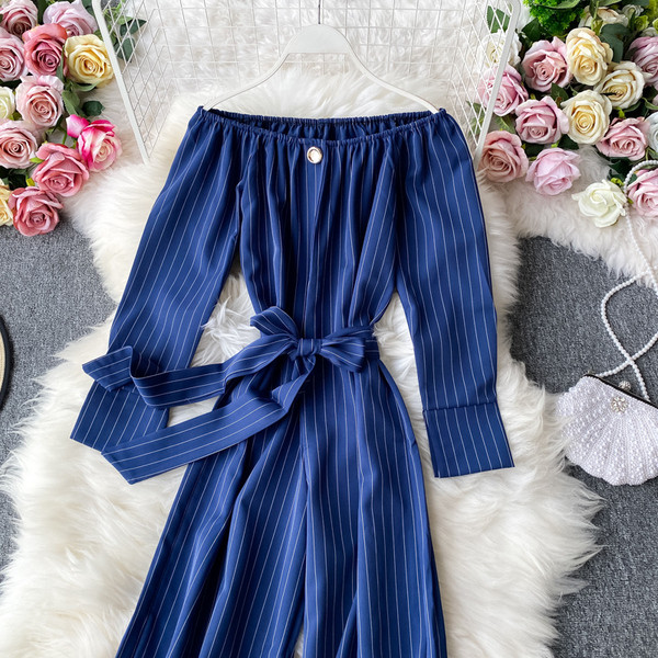 Csíkos női kombiné ejtett ujjakkal és övvel