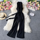 Stílusos fekete női jumpsuit V-nyakkal és övvel