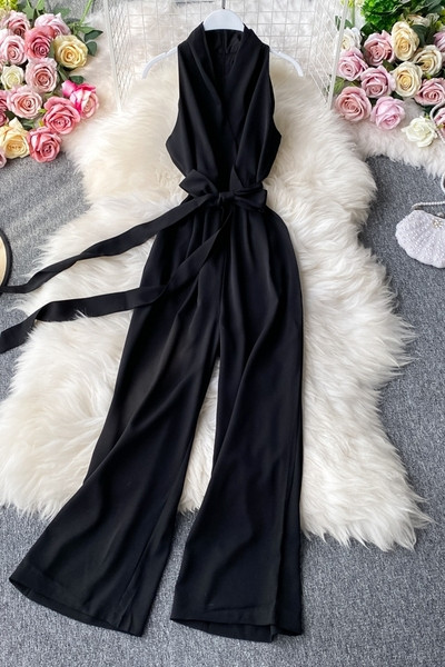 Stílusos fekete női jumpsuit V-nyakkal és övvel