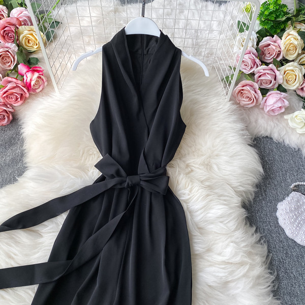 Stílusos fekete női jumpsuit V-nyakkal és övvel