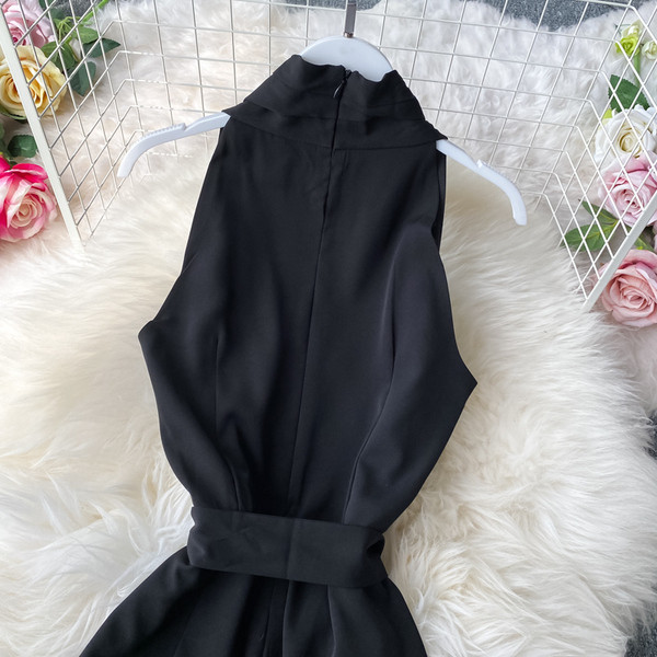 Stílusos fekete női jumpsuit V-nyakkal és övvel