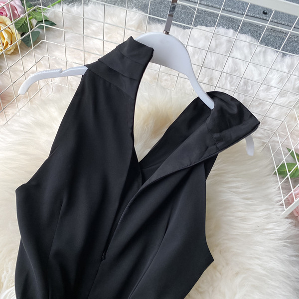 Stílusos fekete női jumpsuit V-nyakkal és övvel