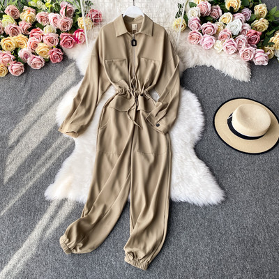 Sieviešu ikdienas kombinezons ar rāvējslēdzēju un jostasvietas saitēm