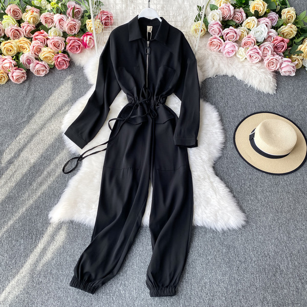 Sieviešu ikdienas kombinezons ar rāvējslēdzēju un jostasvietas saitēm